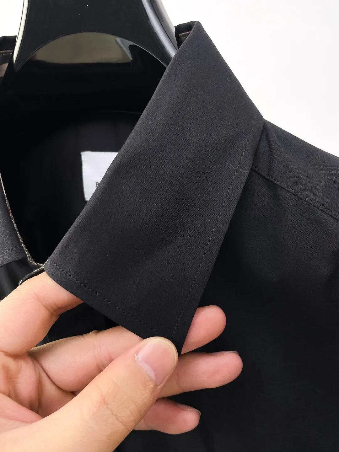 Burberry New Arrival shirt, complete with three labels, original fabric, original customized accessories, official Same Style, made of pure cotton fabric, customized, same vat dyed fabric, very comfortable and smooth to the touch, very wide and stylish, produced by a first-line brand factory, woven with imported yarn, long-wearing without deformation, the most New Arrival style in spring and summer, fashionable and individual, super Versatile and good-looking, very suitable for both men and women, a must-have size Size: S-XXL
